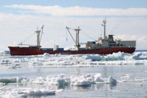 Una nave cargo nel ghiaccio