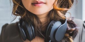 Scopri di più sull'articolo In silenzio o con la musica nelle orecchie? Qual è il metodo migliore per apprendere?
